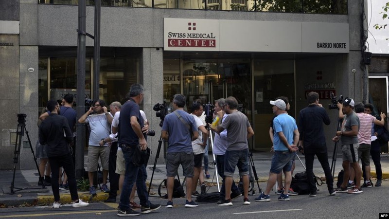 Người dân xếp hàng xét nghiệm virus tại một cơ sở y tế ở Buenos Aires (Ảnh: AFP).