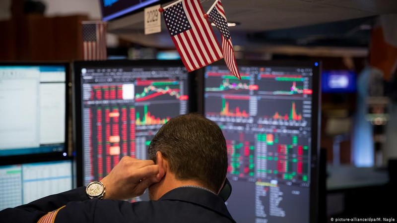 Bộ trưởng Tài chính Steven Mnuchin bị cho là phản đối đóng cửa vì sợ khủng hoảng thị trường (Ảnh: DPA).