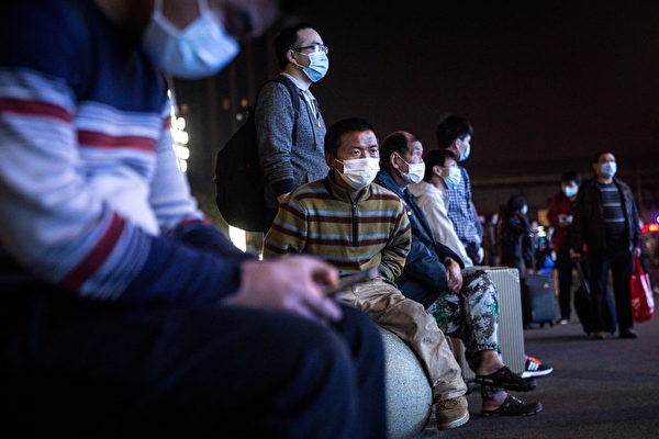 Nhiều người đến ga tàu nhiều tiếng trước giờ bỏ phong tỏa để chờ lên tàu rời Vũ Hán (Ảnh: Getty).