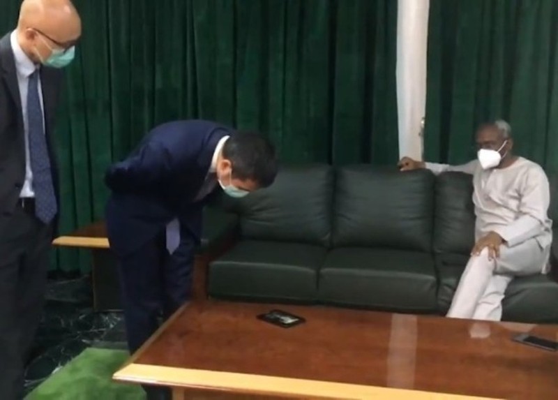 Đại sứ Trung Quốc tại Nigeria xem đoạn video ghi cảnh tranh cãi giữa nhân viên Lãnh sự quán nước này tại Quảng Châu và nhân viên công vụ Trung Quốc (Ảnh: Đông Phương). Đại sứ Trung Quốc tại Nigeria xem đoạn video ghi cảnh tranh cãi giữa nhân viên Lãnh sự quán nước này tại Quảng Châu và nhân viên công vụ Trung Quốc (Ảnh: Đông Phương).