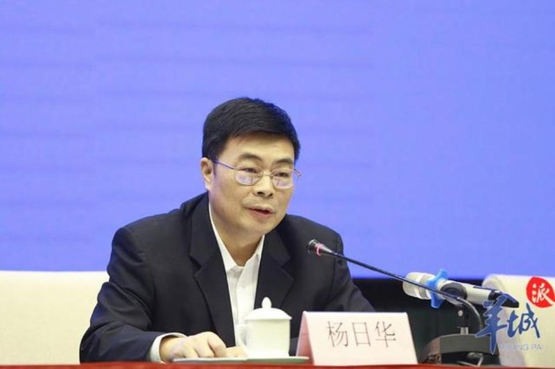 Ông Dương Nhật Hoa, Phó giám đốc Sở Công an tỉnh Quảng Đông cho rằng hành xử của cơ quan thực thi công vụ Quảng Châu là hoàn toàn đúng đắn (Ảnh: Yangcheng). Ông Dương Nhật Hoa, Phó giám đốc Sở Công an tỉnh Quảng Đông cho rằng hành xử của cơ quan thực thi công vụ Quảng Châu là hoàn toàn đúng đắn (Ảnh: Yangcheng).