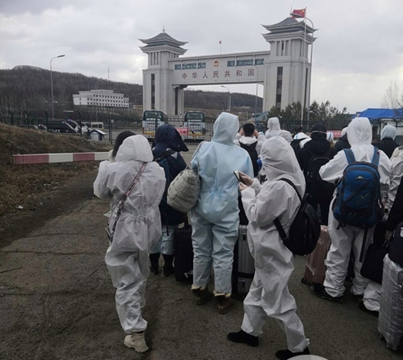 Những người Trung Quốc từ Nga về qua cửa khẩu Tuy Phần Hà mặc quần áo bảo hộ, nhiều người trong số họ đã bị nhiễm virus Corona mới (Ảnh: voorp.com).