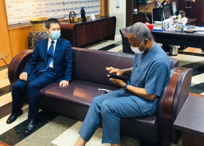 Chủ tịch Hạ nghị viện Nigeria triệu Đại sứ Trung Quốc tới để phản đối việc kì thị kiều dân Nigeria (Ảnh: DF).