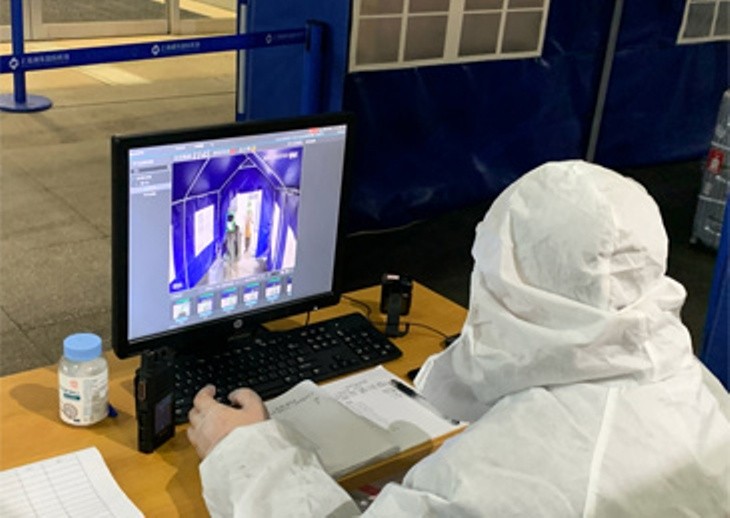 Đo thân nhiệt người nhập cảnh tại sân bay Phổ Đông, Thượng Hải (Ảnh: Guancha). Đo thân nhiệt người nhập cảnh tại sân bay Phổ Đông, Thượng Hải (Ảnh: Guancha).