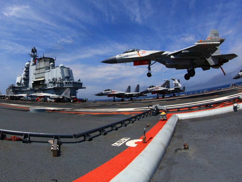 Tau sân bay Liêu Ninh đi vòng quanh Đài Loan và vào Biển Đông giữa lúc đại dịch đang hoành hành khắp thế giới (Ảnh: Tân Hoa xã). Tau sân bay Liêu Ninh đi vòng quanh Đài Loan và vào Biển Đông giữa lúc đại dịch đang hoành hành khắp thế giới (Ảnh: Tân Hoa xã).