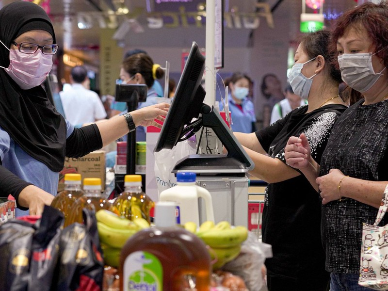 Trong dịch bệnh, cuộc sống của người dân Singapore vẫn diễn ra bình thường (Ảnh: Getty).
