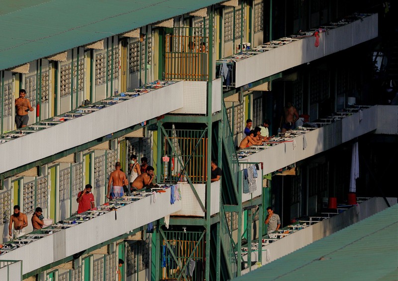 Một khu ký túc xá của người lao động nước ngoài bị cách ly, ngày 16/4 (Ảnh: Reuters).