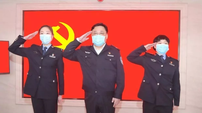 Tôn Lực Quân làm người giới thiệu cho 2 nữ công an viên xuất sắc trong chống dịch COVID-19 ở Vũ Hán vào đảng (Ảnh: Sina).