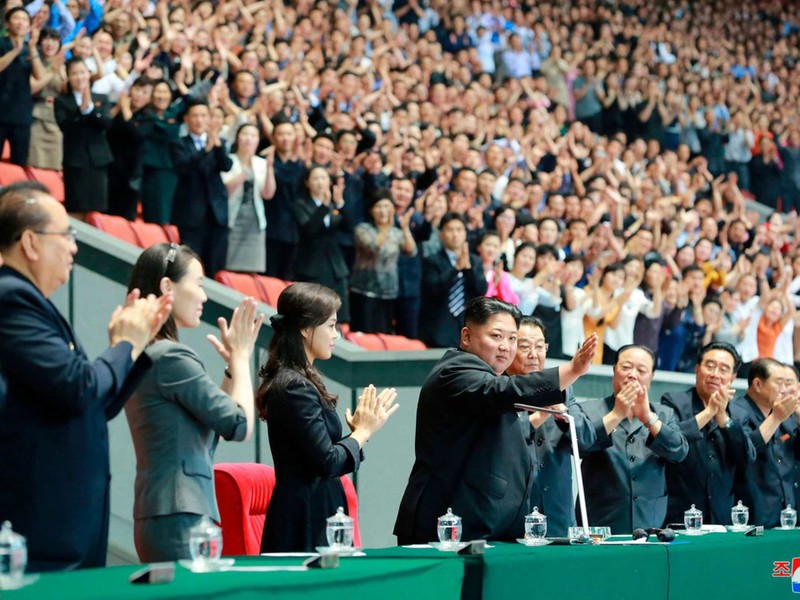 Ngay 3/6/2019, bà Kim Yo-jong lần đầu xuất hiện trở lại kể từ sau cuộc gặp Mỹ - Triều tại Hà Nội, giới quan sát quốc tế căn cứ vị trí nhận xét cho rằng địa vị của bà đã gia tăng (Ảnh: AP).