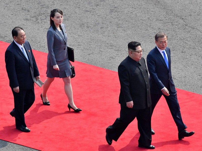 Ông Kim Jong-un và em gái Kim Yo-jong tham dự cuộc gặp gỡ liên Triều tại Panmonjom tháng 4/2018 (Ảnh: Reuters).