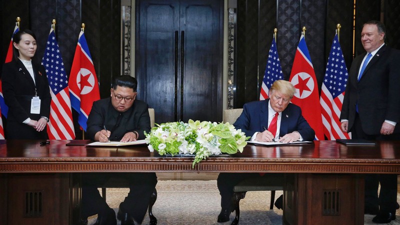 Bà Kim Yo-jong cùng ông Kim Jong-un gặp gỡ Tổng thống Mỹ Donald Trump tại Singapore năm 2018 (Ảnh: AP).
