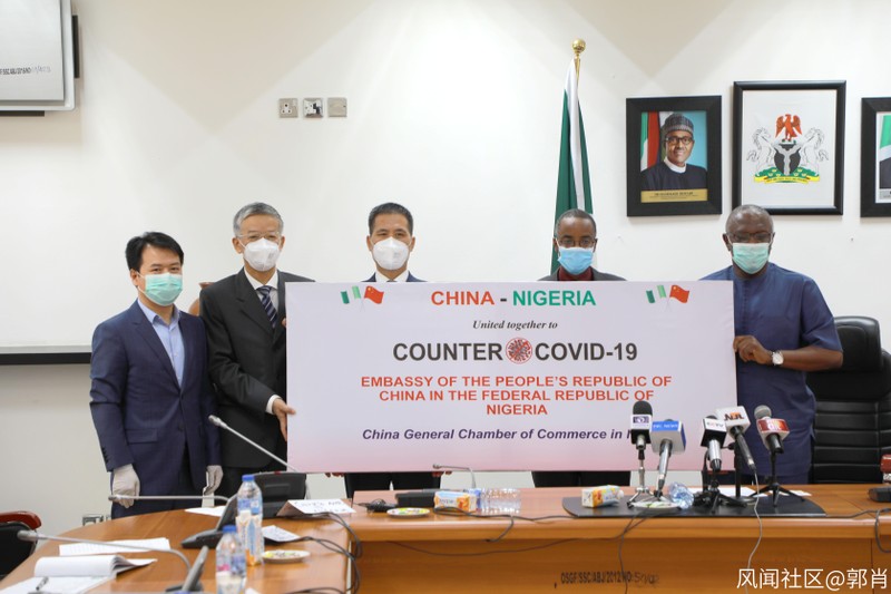 Đại sứ Trung Quốc Chu Bỉnh Kiếm (giữa) bàn giao vật tư y tế chống dịch cho Nigeria hôm 24/4 (Ảnh: Guancha).