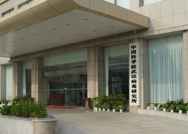 Phía sau cánh cửa của Viện nghiên cứu virus Vũ Hán hiện ẩn chứa nhiều điều bí mật (Ảnh: DF).