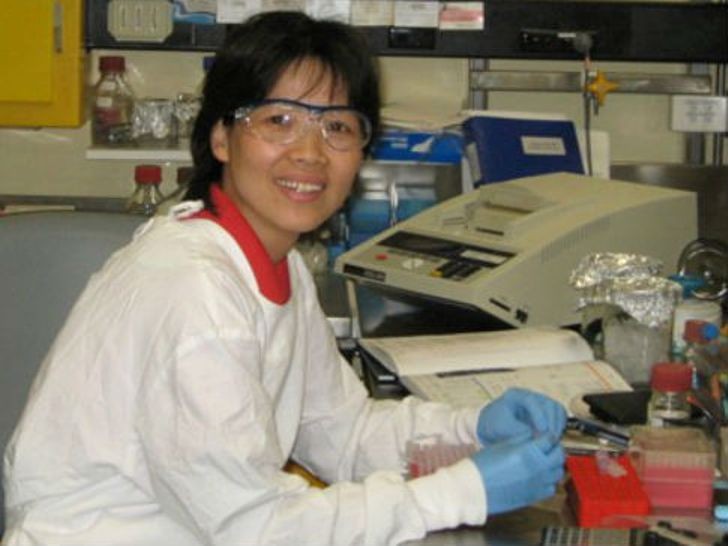 Bà Thạch Chính Lợi đang nghiên cứu (Ảnh: bkmedia).