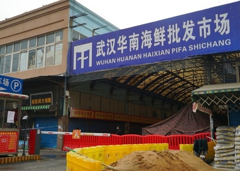 Chợ hải sản Hoa Nam Vũ Hán, nơi được cho là xuất hiện các ca bệnh COVID-19 đầu tiên (Ảnh: DF). Chợ hải sản Hoa Nam Vũ Hán, nơi được cho là xuất hiện các ca bệnh COVID-19 đầu tiên (Ảnh: DF).