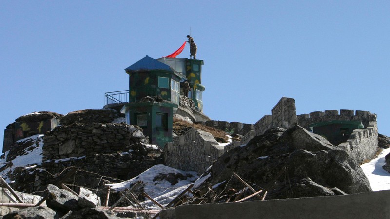 Một đồn binh Trung Quốc ở biên giới, nơi từng xảy ra đụng độ năm 2017 (Ảnh: Reuters).