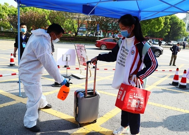 Nhân viên y tế khử trùng cho học sinh nội trú khi đi học trở lại (Ảnh: CNS). Nhân viên y tế khử trùng cho học sinh nội trú khi đi học trở lại (Ảnh: CNS).