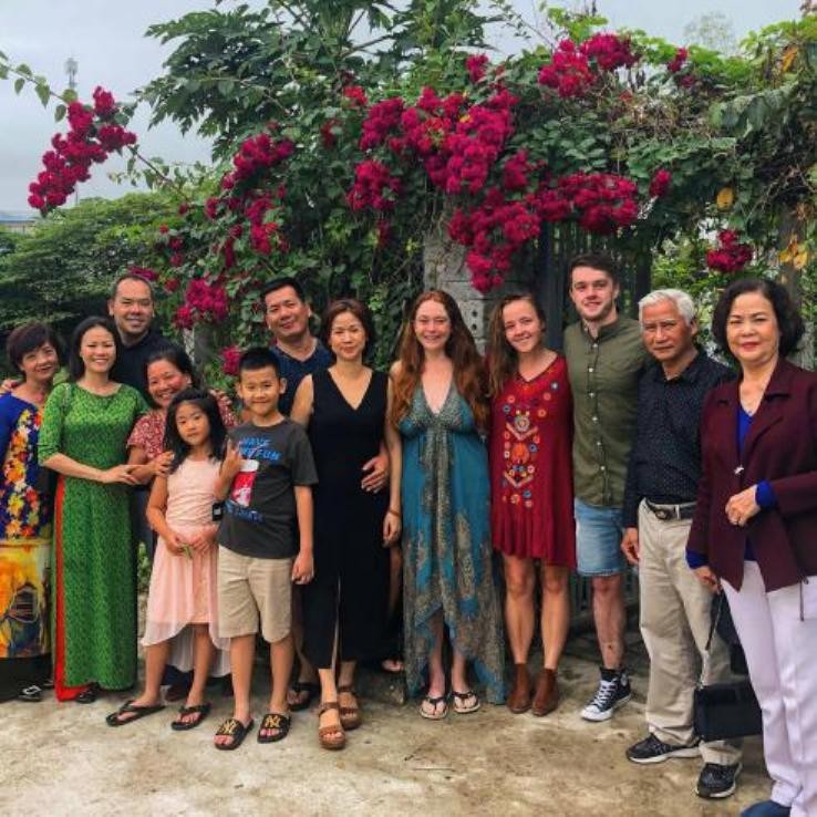 Becky Henson Walne, Richard Dineen và Sinead Goldsmith cùng người dân địa phương trước khi đại dịch Covid-19 bùng phát (Ảnh: echolive.ie).