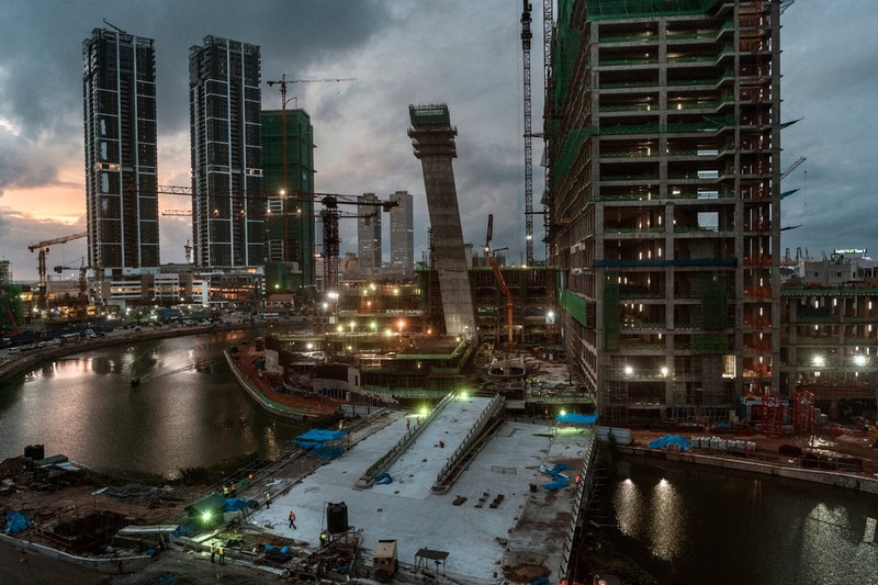 Do vay khoản tiền quá lớn của Trung Quốc để xây dựng nhiều công trình nên Sri Lanka đã phải thế chấp cảng biển Hambantota cho Trung Quốc sử dụng (Ảnh: NYT).