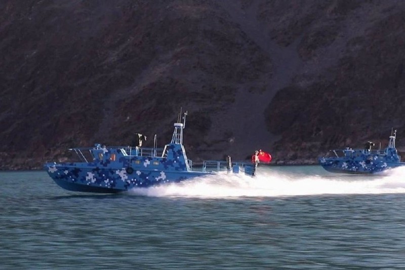 Các xuồng chiến đấu thuộc "Hạm đội Biển Tây" Trung Quốc trên hồ Bangong (Ảnh: Đa Chiều)