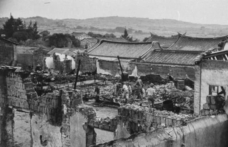 Nhà cửa trên đảo Kim Môn bị trúng đạn pháo (Ảnh tư liệu).