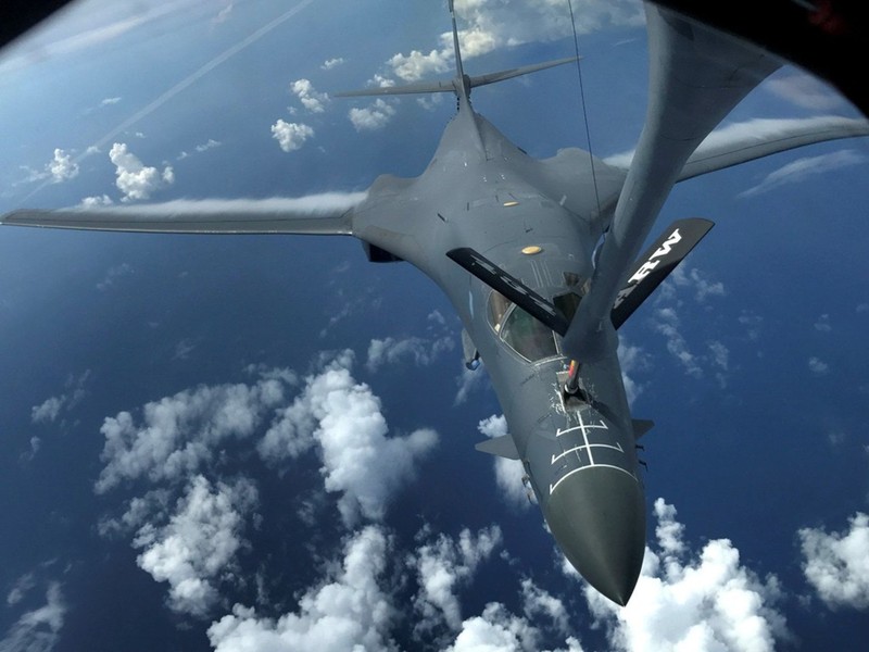 Máy bay ném bom chiến lược B-1B của Mỹ mang tên lửa hành trình và tên lửa chống hạm kiểu mới là mối đe dọa lớn đối với tàu sân bay Trung Quốc (Ảnh: Reuters).