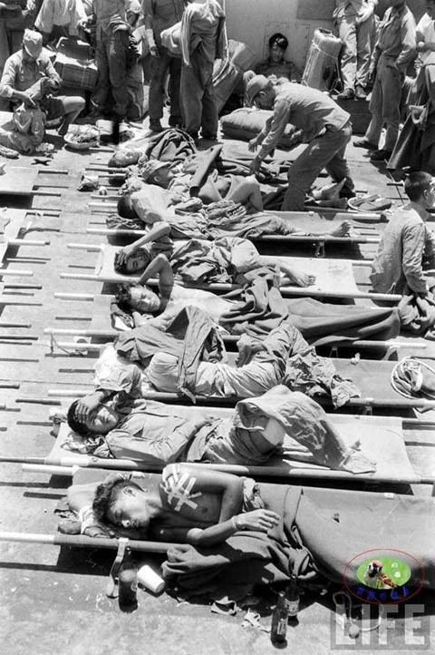 Lính Đài Loan ở Kim Môn bị thương do đạn pháo (Ảnh: Life). Lính Đài Loan ở Kim Môn bị thương do đạn pháo (Ảnh: Life).