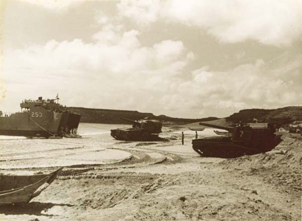 Các khẩu pháo tự hành M55 được tàu đổ bộ chở tới đảo Kim Môn (Ảnh: Tư liệu). Các khẩu pháo tự hành M55 được tàu đổ bộ chở tới đảo Kim Môn (Ảnh: Tư liệu).