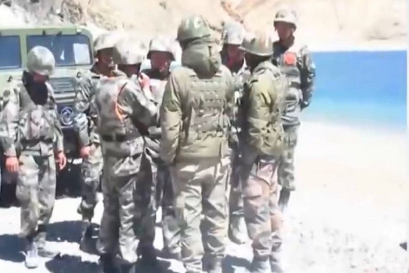 Binh lính hai bên tranh cãi tại hiện trường ven hồ Pangong (Ảnh: Đa Chiều).