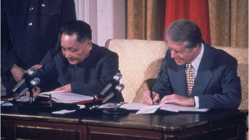 Ngày 16/12/1978, Tổng thống Mỹ Jimmy Carter và nhà lãnh đạo Trung Quốc Đặng Tiểu Bình ký Thông cáo chung về lập quan hệ ngoại giao - Pháo chiến chấm dứt hoàn toàn (Ảnh: Getty).