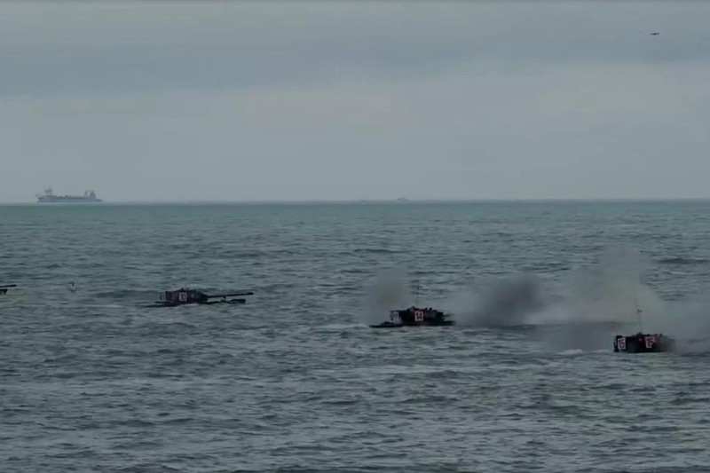 Xe tăng lội nước nã pháo vào bãi biển (Ảnh: Đa Chiều).