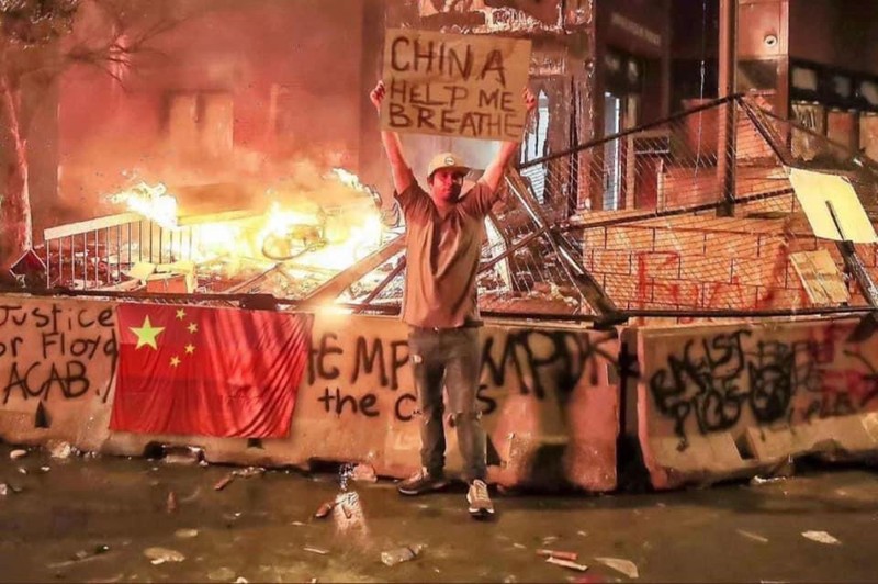 Hình ảnh về cờ Trung Quốc và khẩu hiệu kêu gọi Trung Quốc giúp xuất hiện ...