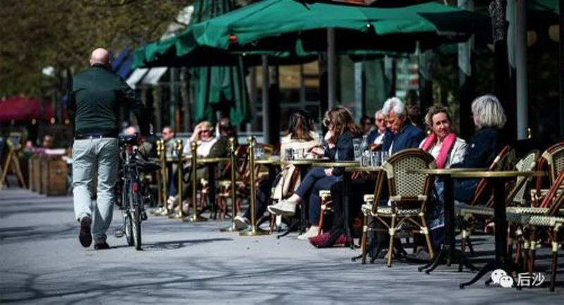 Trong lúc dịch bệnh hoành hành, các quán cà-phê vẫn mở cửa và đông khách (Ảnh: Guancha).