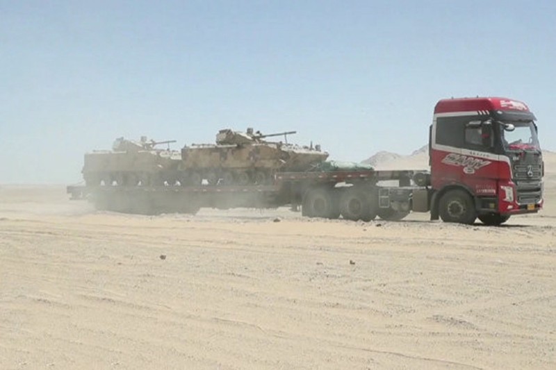 Trung Quốc đưa nhiều vũ khí, phương tiện quân sự ra khu vực biên giới tranh chấp (Ảnh: CCTV).