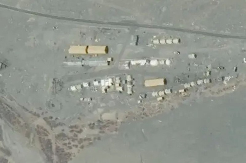 Lều bạt của quân đội Trung Quốc đóng gần khu vực tranh chấp (Ảnh: Đa Chiều).