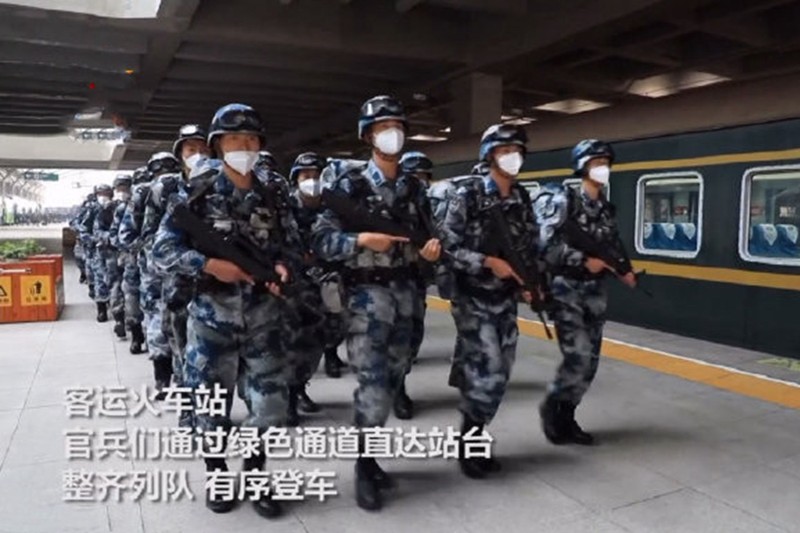 Lính Trung Quốc chuẩn bị lên tàu hỏa ra biên giới với Ấn Độ (Ảnh: CCTV).