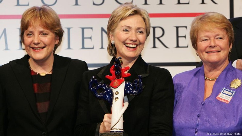 Bà Brundtland (phải) cùng cựu Ngoại trưởng Mỹ Hillary Clinton và Thủ tướng Đức Angela Merkel (Ảnh: Deutsche Welle).