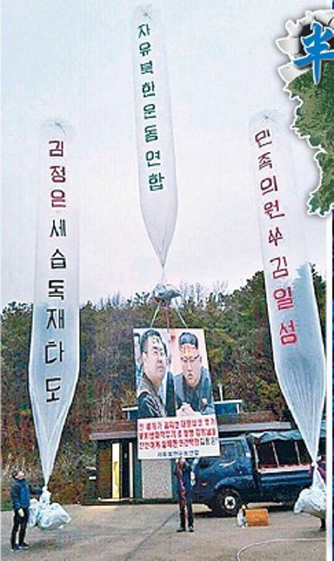 Việc những người Triều Tiên đào thoát tung những ấn phẩm tuyên truyền nói xấu nhà lãnh đạo Kim Jong-un có thể đã đụng chạm đến điểm nhạy cảm của Triều Tiên (Ảnh: Đông Phương). Việc những người Triều Tiên đào thoát tung những ấn phẩm tuyên truyền nói xấu nhà lãnh đạo Kim Jong-un có thể đã đụng chạm đến điểm nhạy cảm của Triều Tiên (Ảnh: Đông Phương).