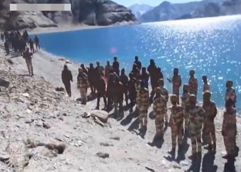 Lính hai bên đối đầu ven hồ Pangong (Ảnh: Đa Chiều).