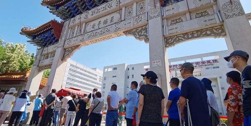 Dân chúng Bắc Kinh xếp hàng chờ lấy mẫu xét nghiệm axit nucleic (Ảnh: Đa Chiều). Dân chúng Bắc Kinh xếp hàng chờ lấy mẫu xét nghiệm axit nucleic (Ảnh: Đa Chiều).