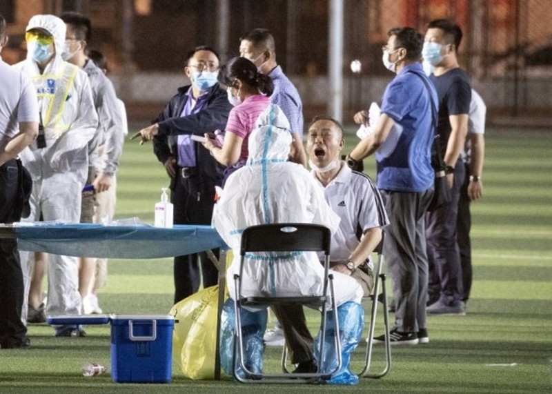 Hàng vạn cư dân Bắc Kinh liên quan đến chợ Tân Phát Địa và các khu dân cư đã phải xét nghiệm axit nucleic (Ảnh: Đông Phương). Hàng vạn cư dân Bắc Kinh liên quan đến chợ Tân Phát Địa và các khu dân cư đã phải xét nghiệm axit nucleic (Ảnh: Đông Phương).