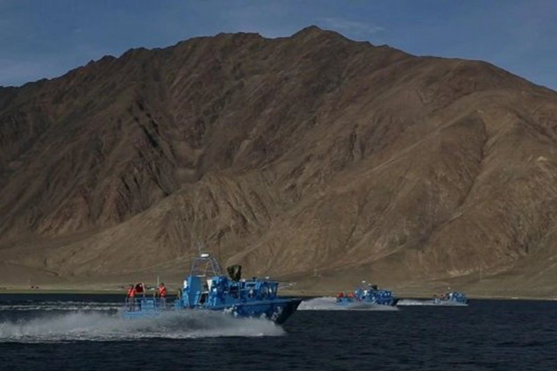 Tàu của Trung Quốc trên hồ Pangong, điểm nóng hiện nay trên biên giới Trung - Ấn (Ảnh: Đa Chiều)