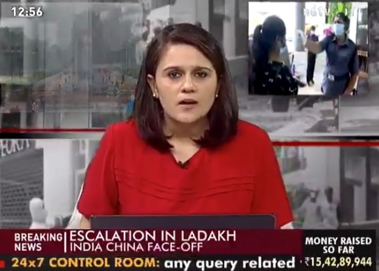 Đài Truyền hình Ấn Độ đưa tin về vụ việc, nói có binh sĩ Ấn Độ bị chết trong vụ xung đột (Ảnh: Đông Phương)