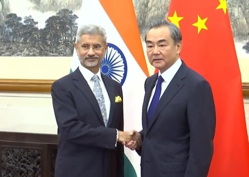 Ngoại trưởng hai nước Ấn Độ và Trung Quốc gặp nhau trước đây. Ngày 17/6 hai người đã trao đổi điện thoại, thỏa thuận giải quyết hòa bình các tranh chấp ở khu vực biên giới thông qua đối thoại (Ảnh: Đông Phương).