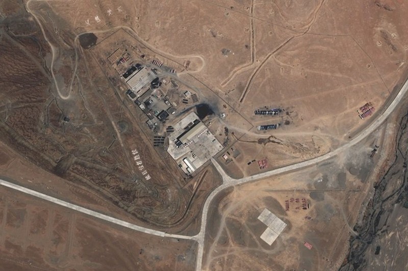 Căn cứ Trung Quốc mới xuất hiện gần nơi xảy ra xung đột. Góc trái là dong chữ "Biết đánh, biết thắng" (Ảnh: weibo).