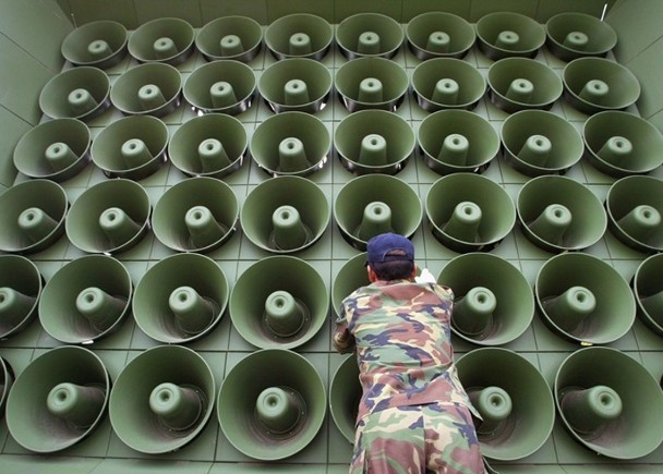 Một giàn loa khủng của phía Hàn Quốc cũng được chuẩn bị để ăn miếng trả miếng với phía miền Bắc (Ảnh: Đông Phương) Một giàn loa khủng của phía Hàn Quốc cũng được chuẩn bị để ăn miếng trả miếng với phía miền Bắc (Ảnh: Đông Phương)