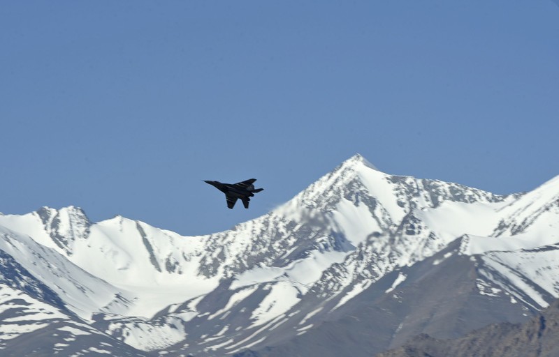 Máy bay MiG-29 của Ấn Độ bay trên khu vực tranh chấp hôm 22/6 (Ảnh: AFP).