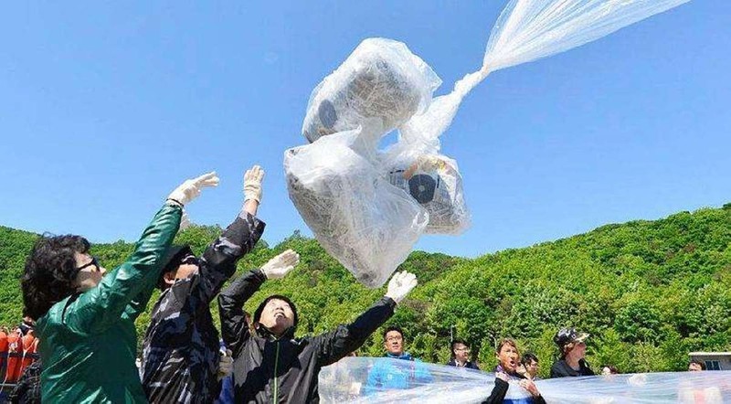 Hoạt động thả truyền đơn của những người Triều Tiên đào thoát đã khiến Triều Tiên tức giận cắt mọi kênh liên lạc và đánh sập Văn phòng liên lạc hai Hàn - Triều ở khu phi quân sự (Ảnh: AP). Hoạt động thả truyền đơn của những người Triều Tiên đào thoát đã khiến Triều Tiên tức giận cắt mọi kênh liên lạc và đánh sập Văn phòng liên lạc hai Hàn - Triều ở khu phi quân sự (Ảnh: AP).