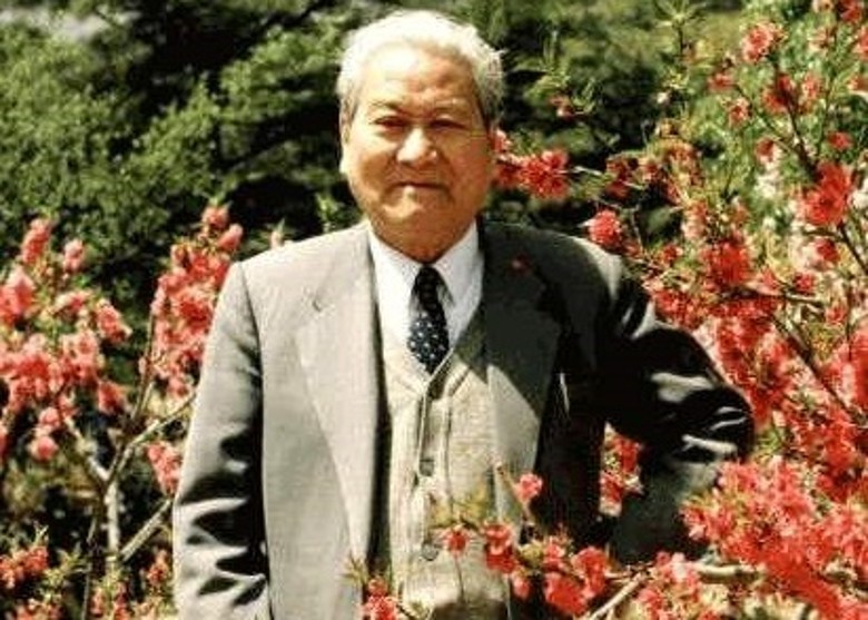 Cố giáo sư, chuyên gia thủy lợi Hoàng Vạn Lý, người đã cảnh báo về 11 nguy cơ của đập Tam Hiệp và cho rằng cuối cùng sẽ phải phá đập (Ảnh: Đông Phương) Cố giáo sư, chuyên gia thủy lợi Hoàng Vạn Lý, người đã cảnh báo về 11 nguy cơ của đập Tam Hiệp và cho rằng cuối cùng sẽ phải phá đập (Ảnh: Đông Phương)