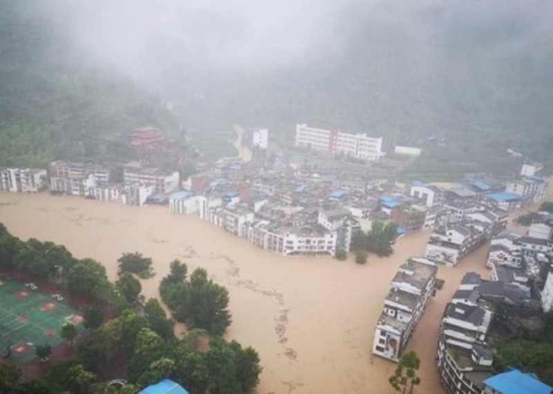 Thành phố Tuân Nghĩa, Quý Châu chìm trong lũ (Ảnh: Đông Phương) Thành phố Tuân Nghĩa, Quý Châu chìm trong lũ (Ảnh: Đông Phương)